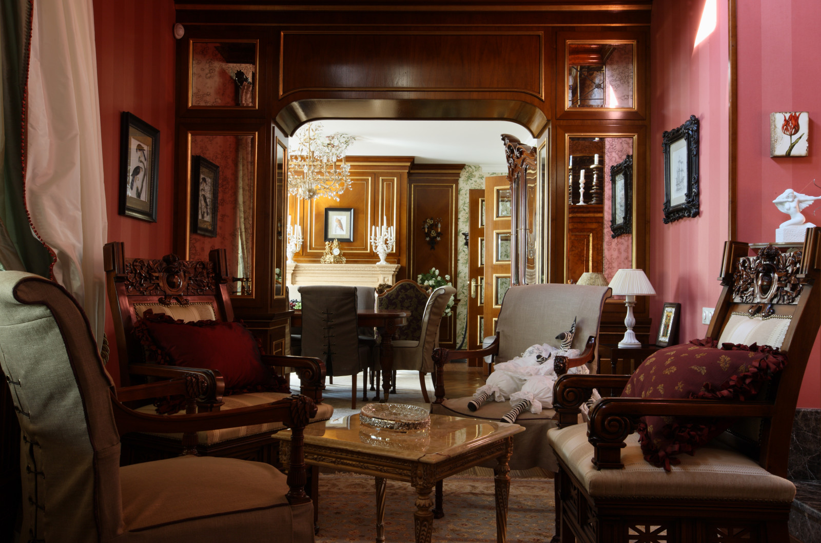 Деревянный портал между столовой и гостиной