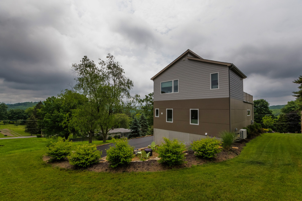 Home design - mid-sized modern home design idea