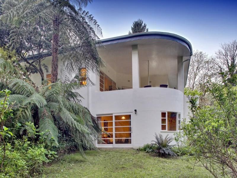 This is an example of a midcentury exterior in Melbourne.
