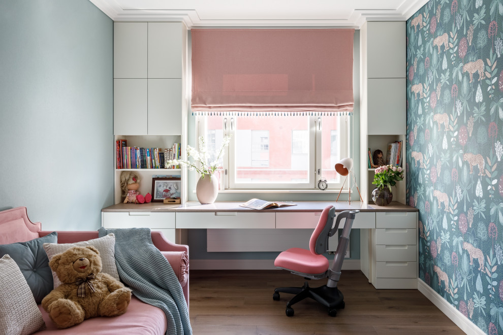 Modelo de habitación de niña contemporánea con escritorio, paredes multicolor, suelo de madera en tonos medios, suelo marrón y papel pintado