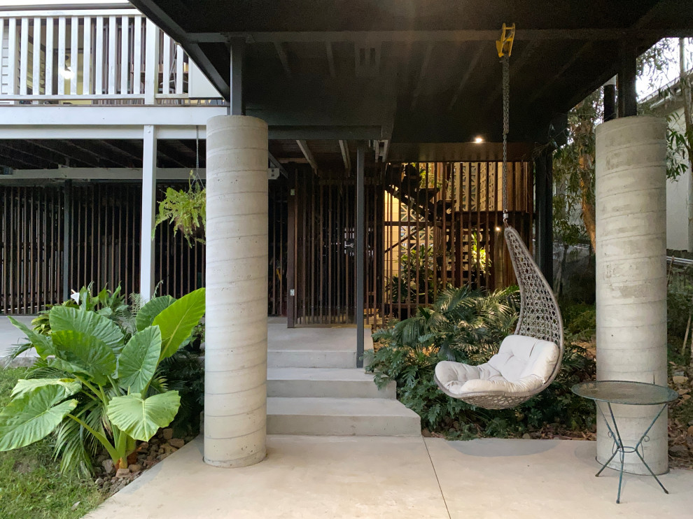 Kleiner, Halbschattiger Moderner Garten hinter dem Haus mit Steindeko und Holzzaun in Brisbane