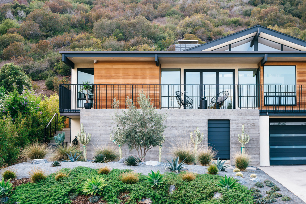 Ispirazione per un giardino minimalista esposto in pieno sole di medie dimensioni e davanti casa con ghiaia e recinzione in metallo