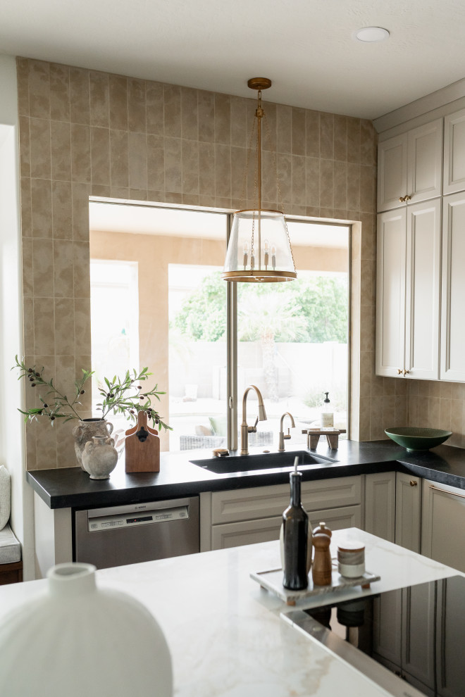 Example of a transitional home design design in Phoenix