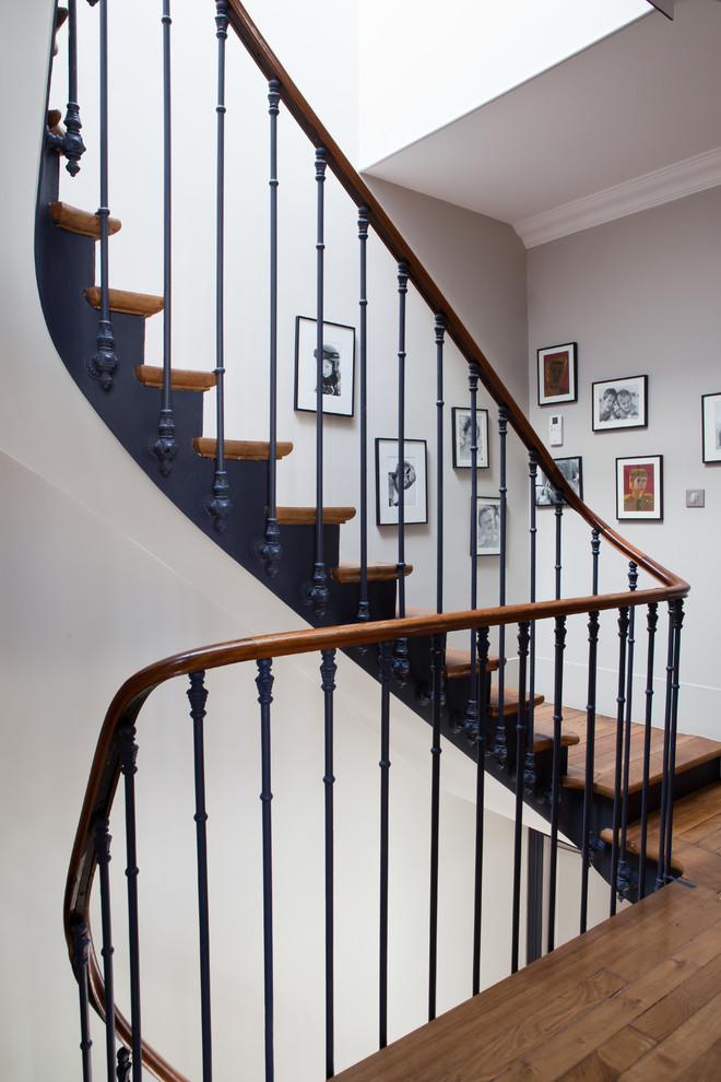 Design ideas for a traditional staircase in Paris.