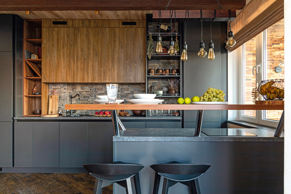 Inredning av ett rustikt mellanstort grå grått kök, med en rustik diskho, släta luckor, skåp i mellenmörkt trä, laminatbänkskiva, grått stänkskydd, stänkskydd i porslinskakel, svarta vitvaror, vinylgolv, en köksö och brunt golv