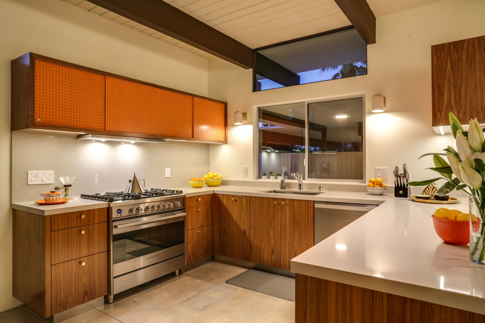 Example of a 1950s home design design in Other