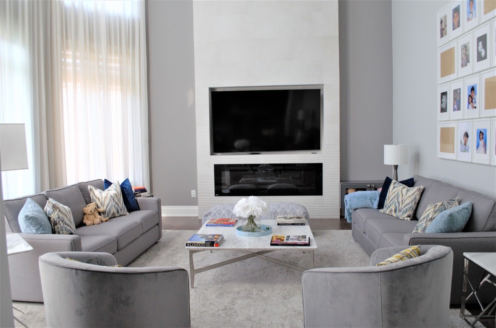 Example of a transitional home design design in Toronto