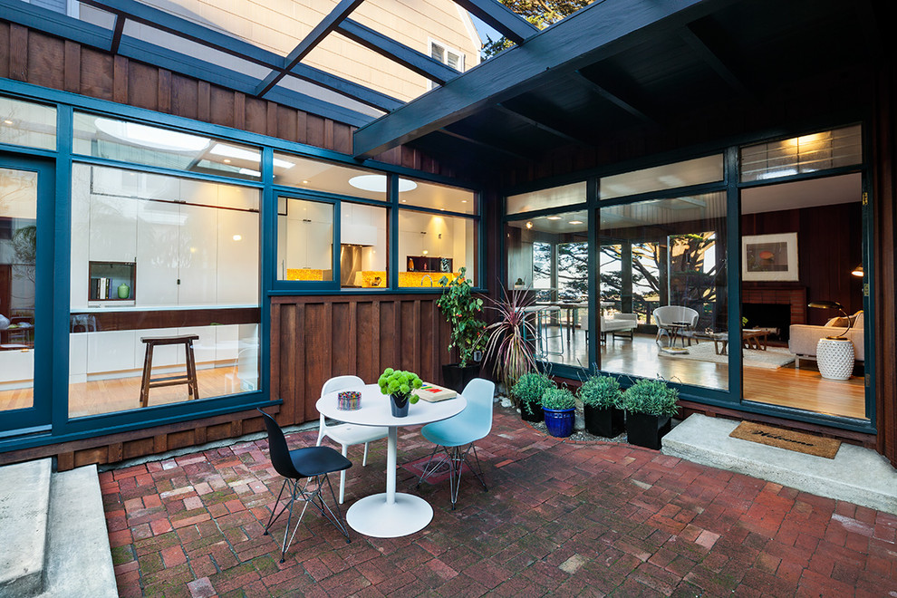 Photo of a midcentury courtyard patio in San Francisco.