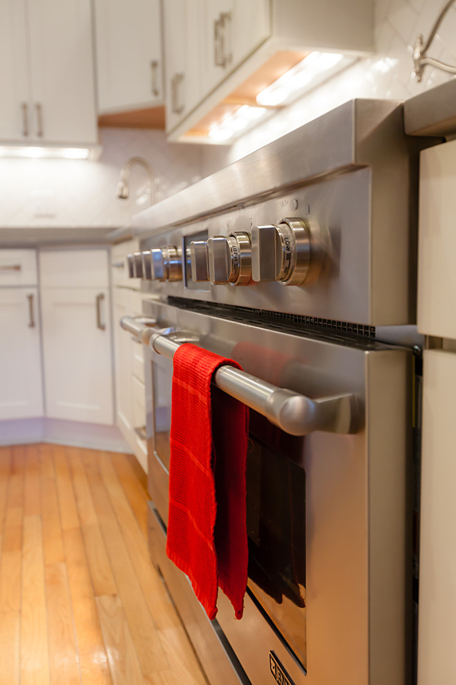 Kitchen - transitional kitchen idea in DC Metro