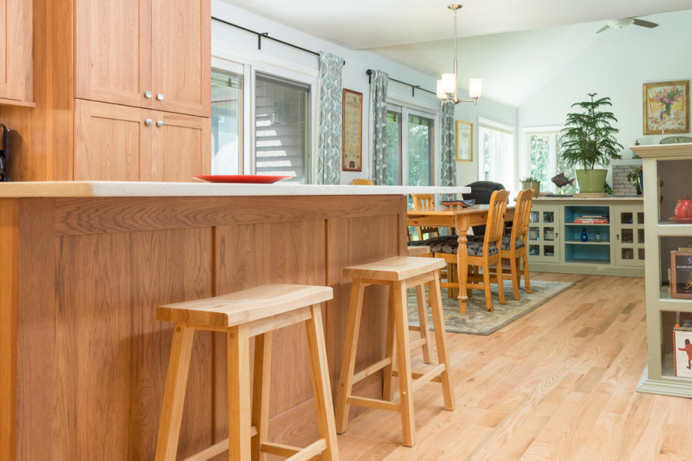 Kitchen - transitional u-shaped kitchen idea with an island