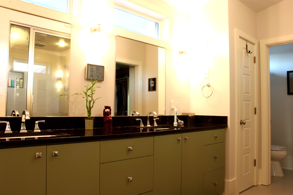 This is an example of a contemporary bathroom in New Orleans.