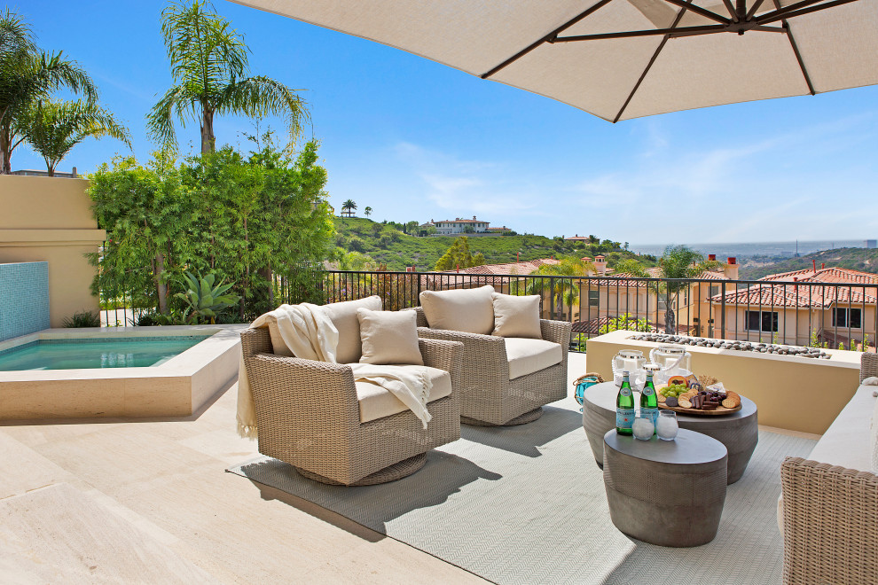 Photo of a modern patio in Orange County.
