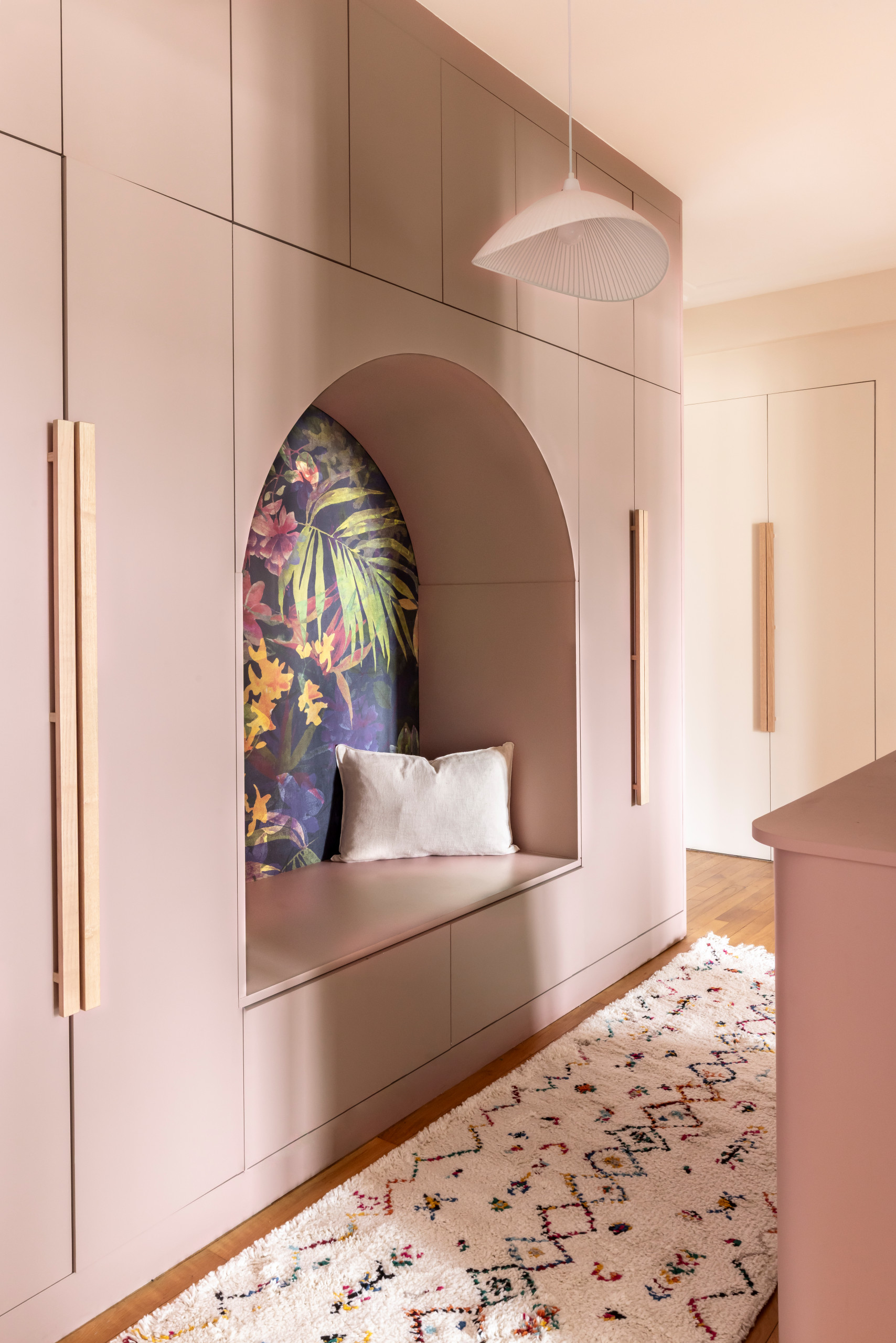 Entrée colorée avec banquette et rangements sur mesure