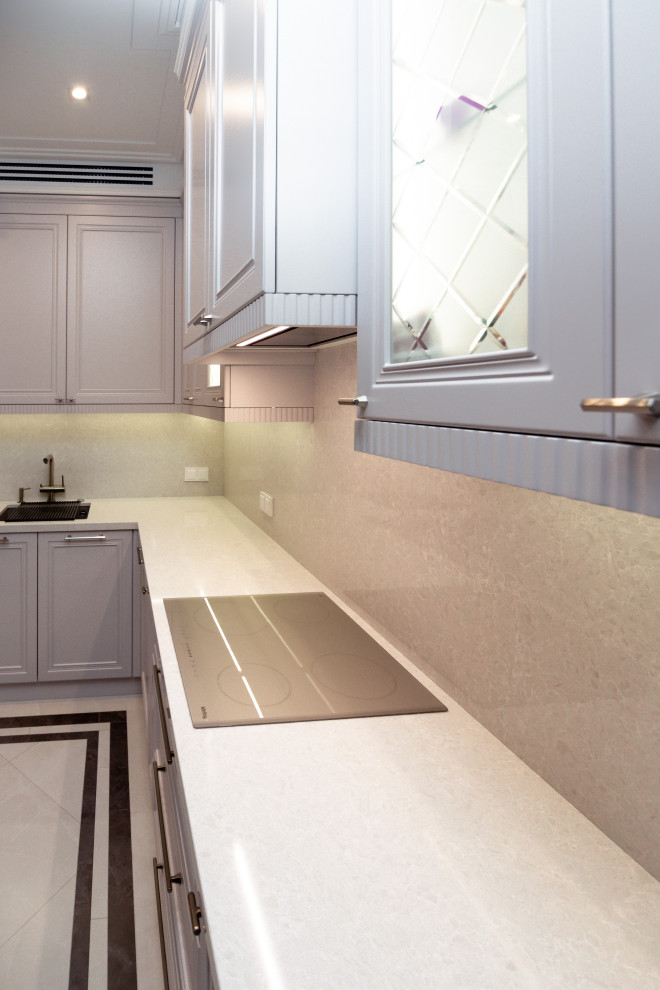 Нежно-серая кухня в неоклассическом стиле