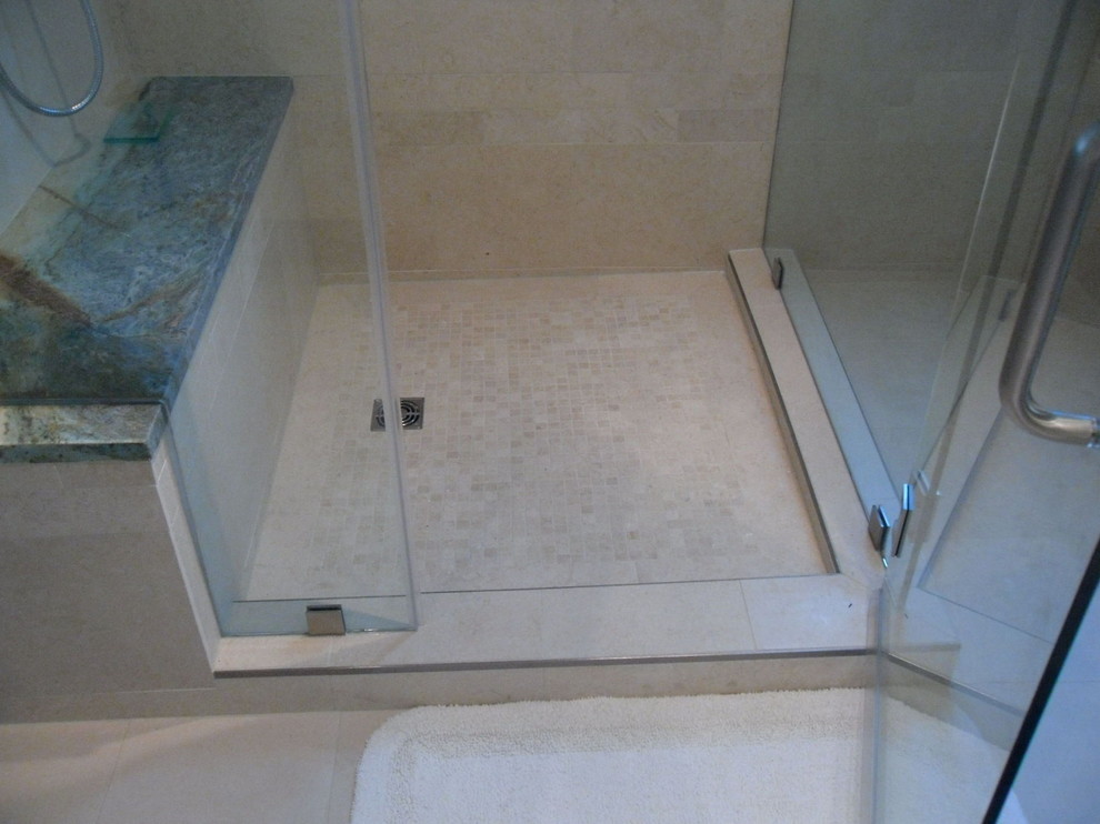 Transitional home design photo in Austin
