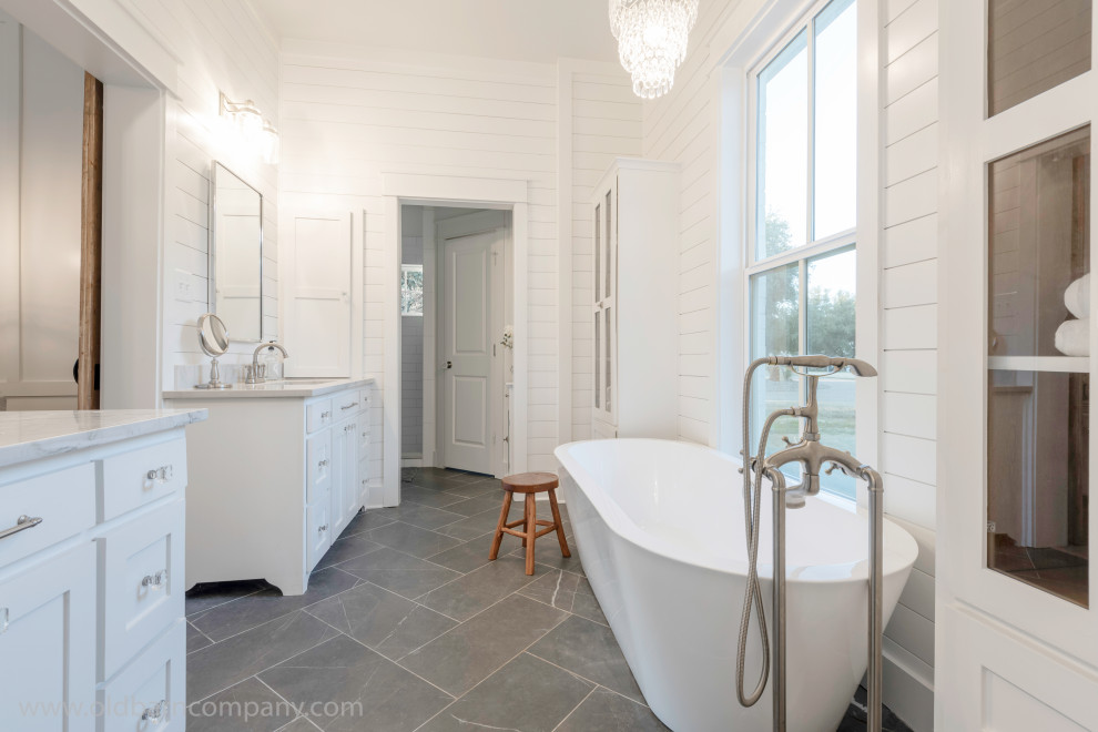 Idéer för att renovera ett lantligt vit vitt en-suite badrum, med skåp i shakerstil, vita skåp, ett fristående badkar, en öppen dusch, vit kakel, keramikplattor, vita väggar, klinkergolv i porslin, ett undermonterad handfat, bänkskiva i kvartsit, grått golv och med dusch som är öppen