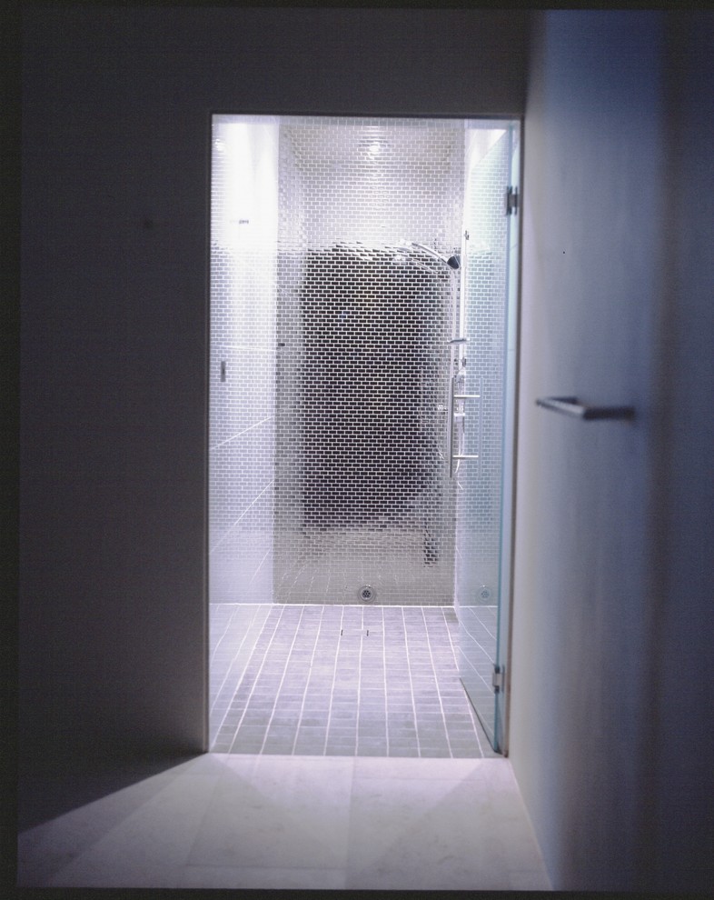 Design ideas for a contemporary bathroom in Sydney.