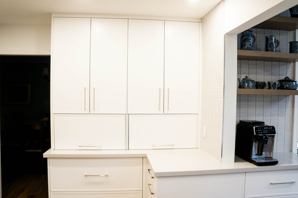 Transitional kitchen photo in Toronto