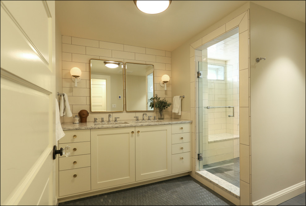 Стильный дизайн: детская ванная комната среднего размера в стиле неоклассика (современная классика) с фасадами в стиле шейкер, белыми фасадами, белой плиткой, керамогранитной плиткой, белыми стенами, полом из керамогранита, врезной раковиной, столешницей из искусственного кварца, серым полом, душем с распашными дверями, белой столешницей, сиденьем для душа, тумбой под две раковины и встроенной тумбой - последний тренд