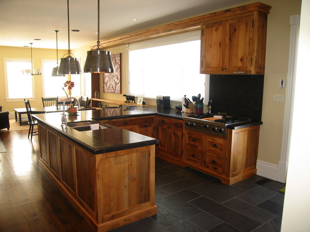 Inspiration for a rustic kitchen remodel in Toronto