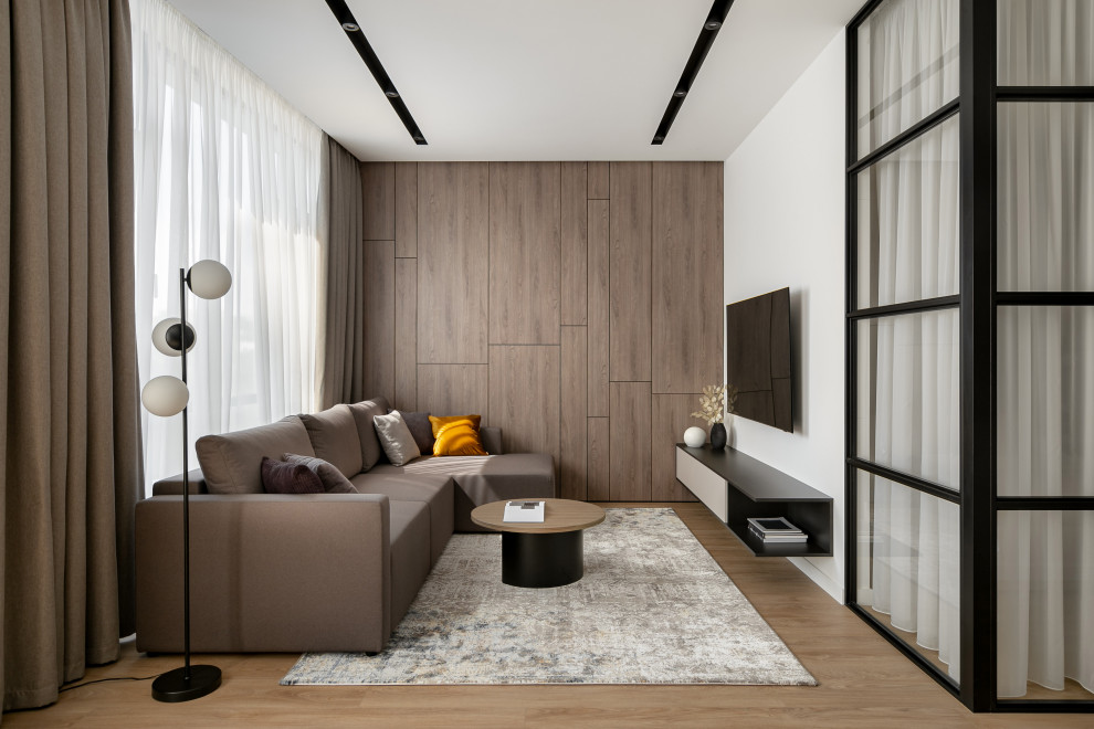 Foto de salón para visitas abierto minimalista pequeño con paredes blancas, suelo laminado, televisor colgado en la pared, suelo marrón y panelado