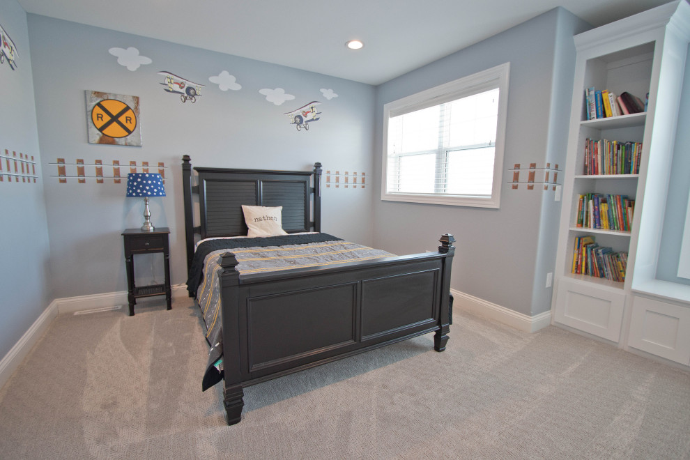 Inredning av ett klassiskt pojkrum kombinerat med sovrum och för 4-10-åringar, med blå väggar, heltäckningsmatta och beiget golv