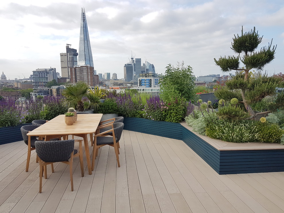 Photo of a mid-sized contemporary rooftop deck in London.