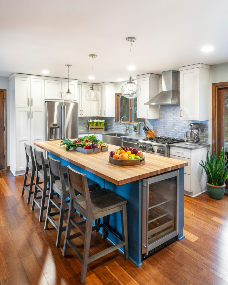 Transitional kitchen photo in Miami