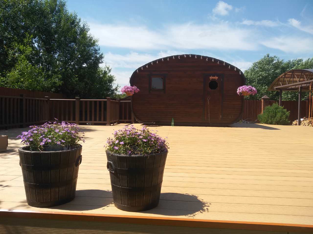 Террасная доска в лаунж-зоне у бассейна на объекте в ДНТ Бородино