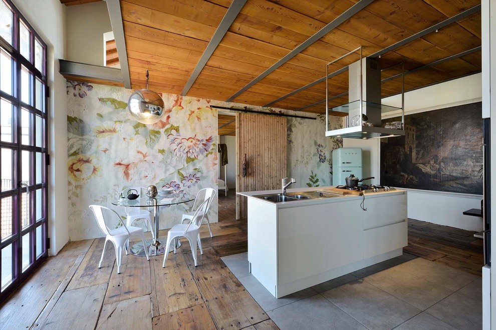 Large eclectic eat-in kitchen in Milan with a double-bowl sink, medium hardwood floors and with island.