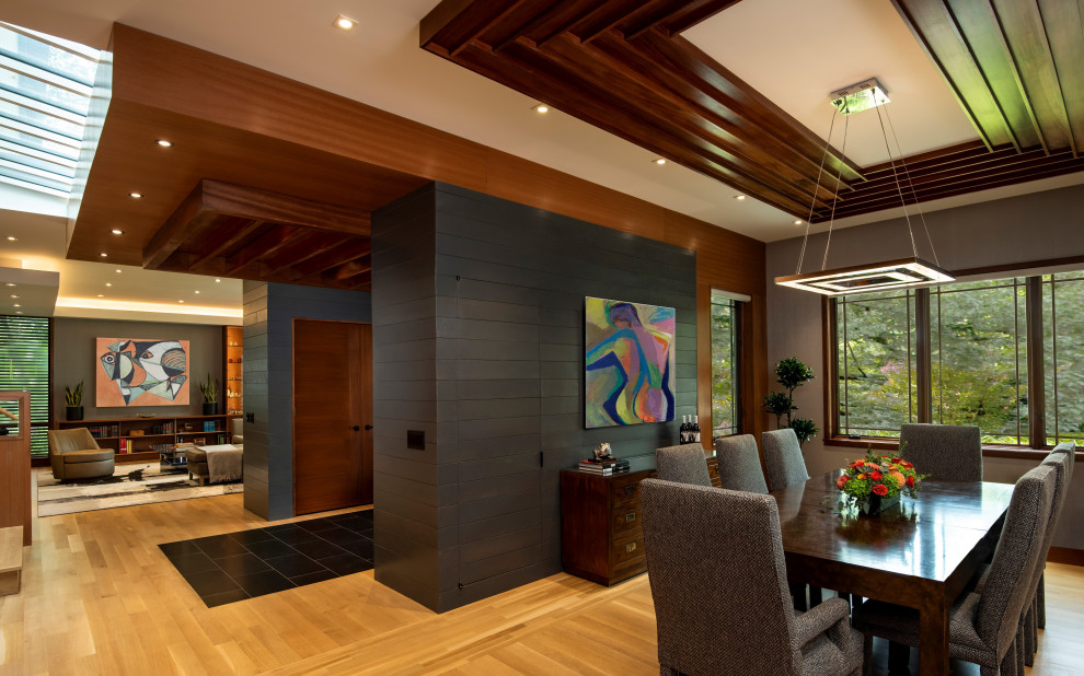 Cette image montre une salle à manger minimaliste avec parquet clair et un plafond à caissons.