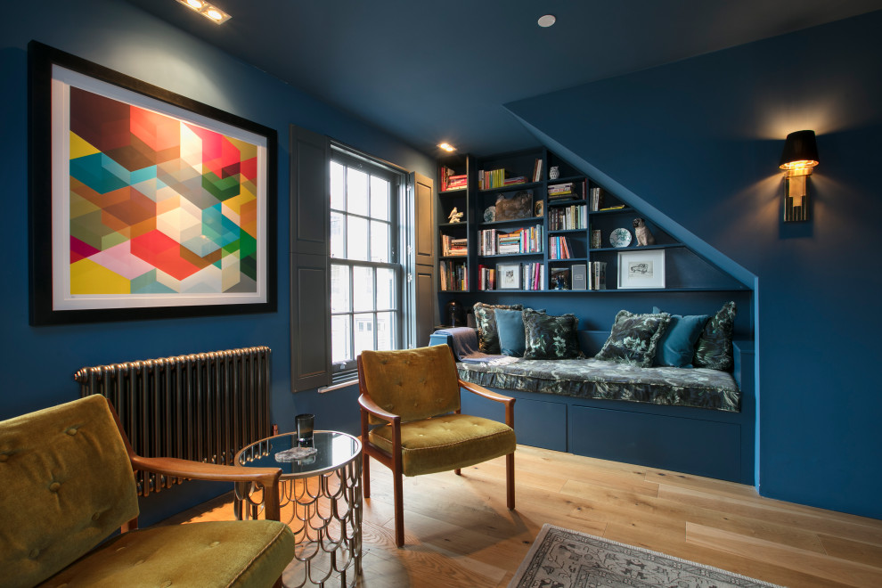 Foto di un ampio soggiorno minimalista chiuso con libreria, pareti blu, parquet chiaro, TV a parete e pavimento marrone