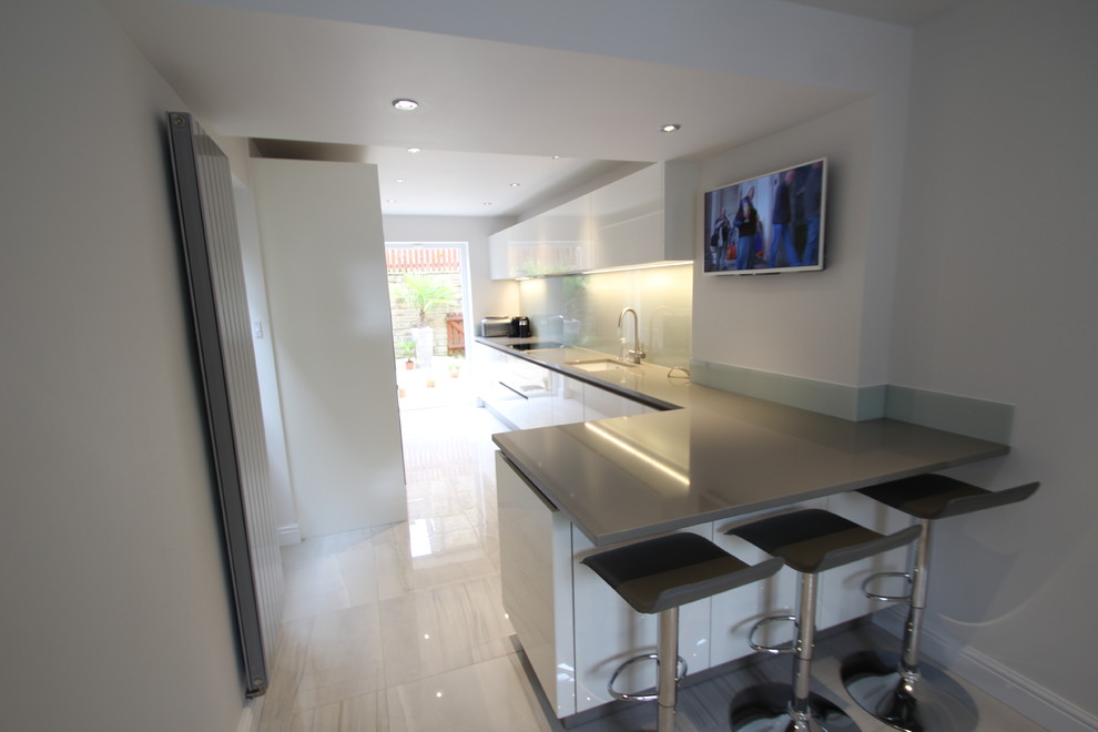 This is an example of a mid-sized contemporary l-shaped open plan kitchen in Other.