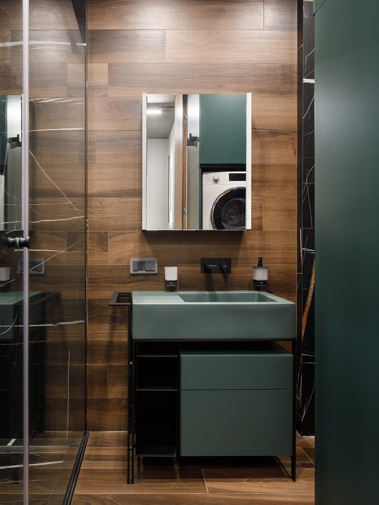 Idéer för ett modernt badrum med dusch, med släta luckor, gröna skåp, ett piedestal handfat och brunt golv