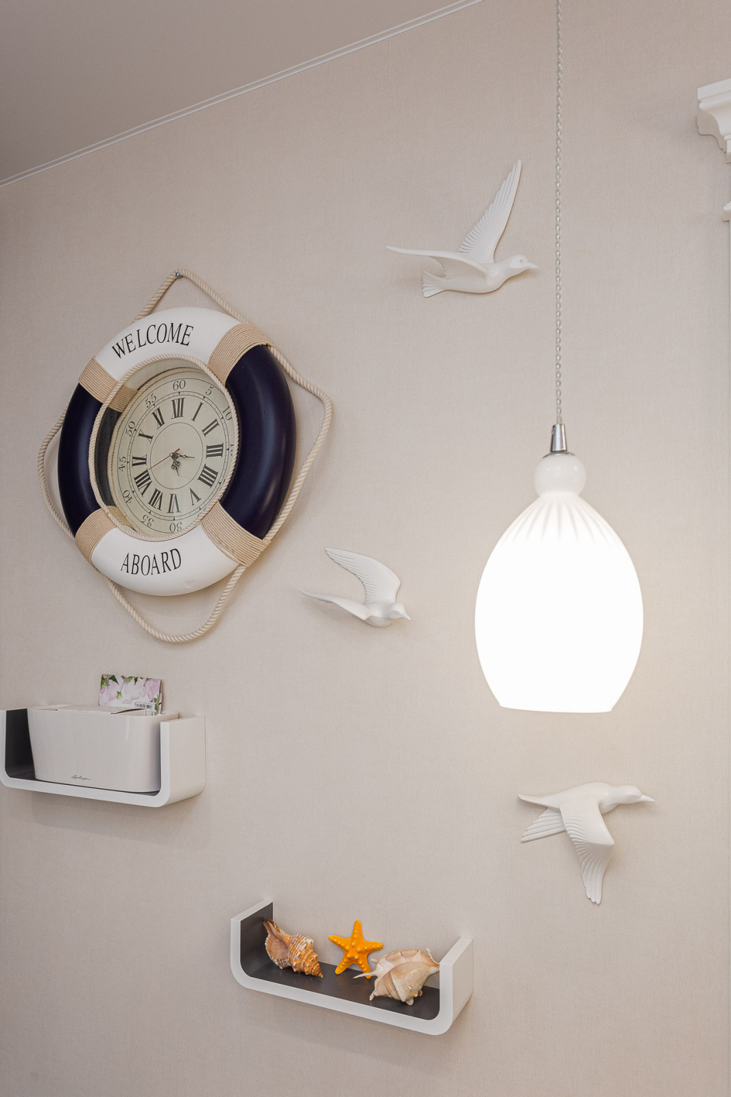 Белая кухня в стиле неоклассика