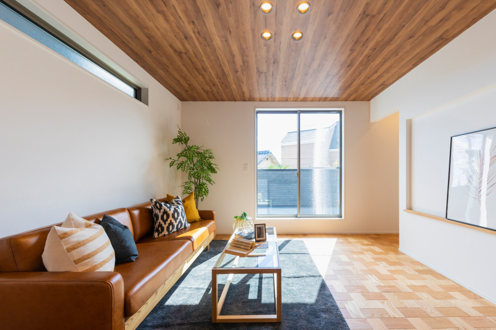 Идея дизайна: гостиная комната в стиле рустика с паркетным полом среднего тона и телевизором на стене