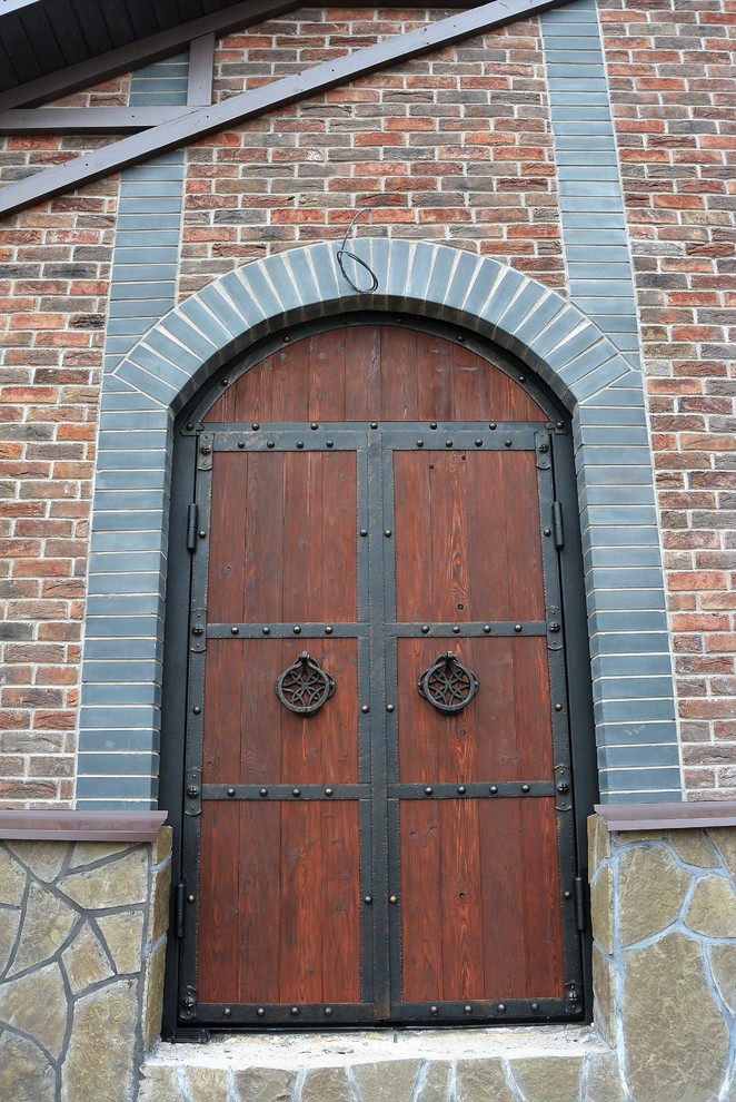 Гаражная дверь в романском стиле