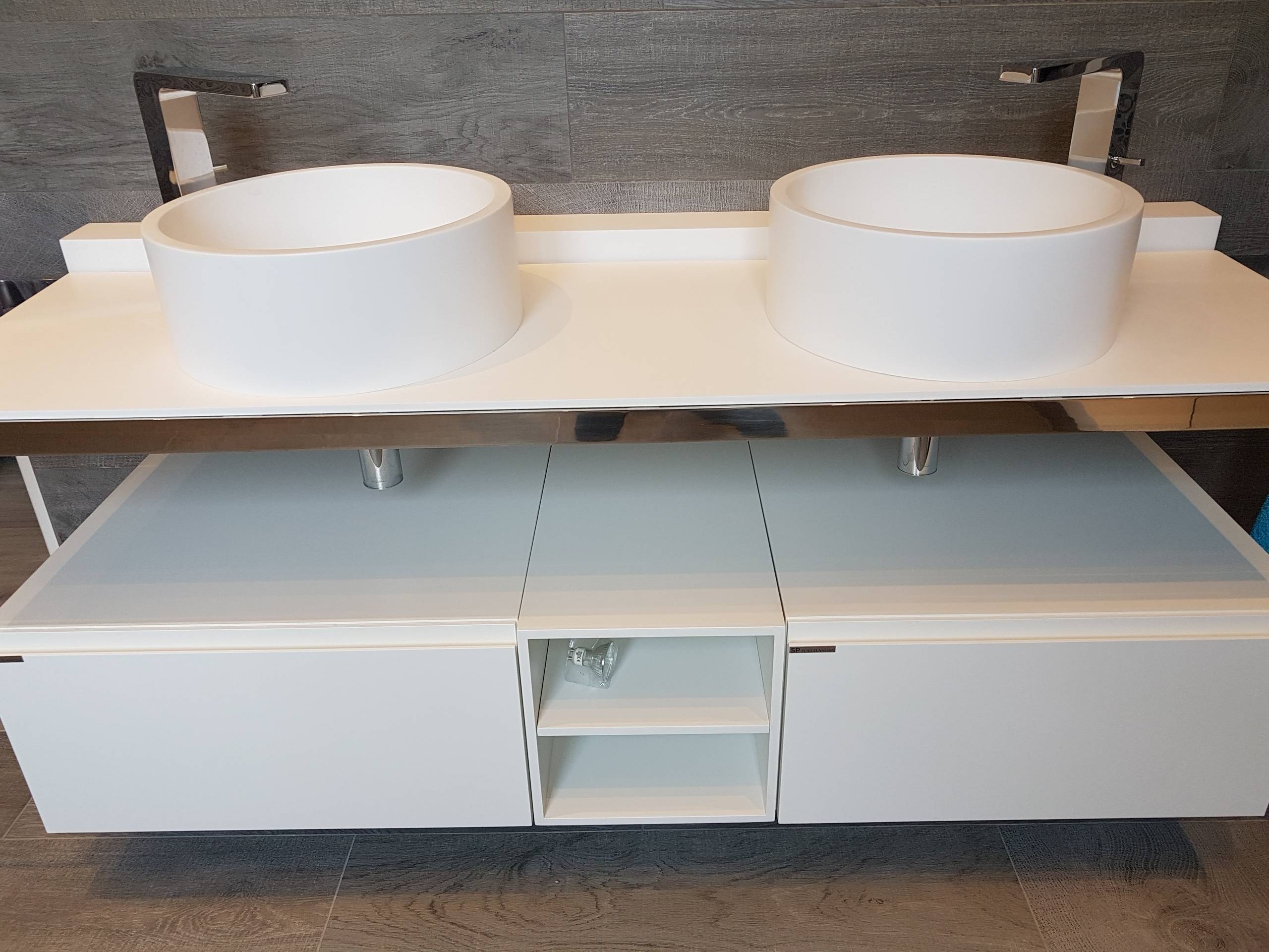 Plan et vasques en Corian, meubles rangement design
