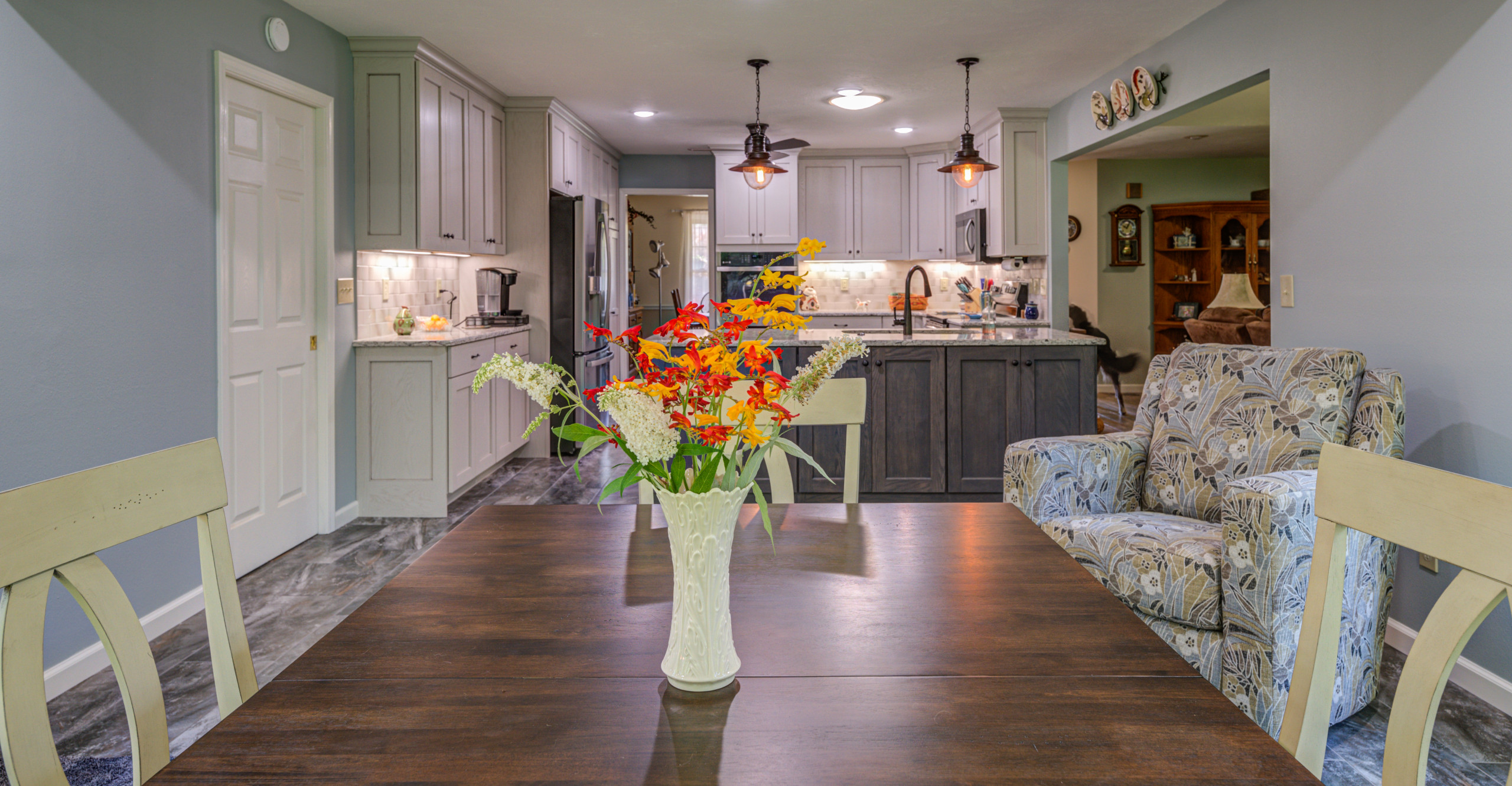 175 Forest View Dr - Four Season Room / Kitchen