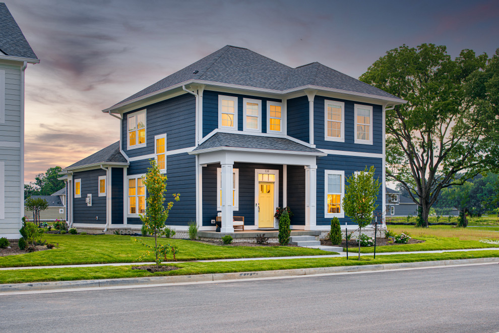 Mittelgroßes, Zweistöckiges Modernes Einfamilienhaus mit Vinylfassade, blauer Fassadenfarbe, Schindeldach, grauem Dach und Verschalung in Indianapolis