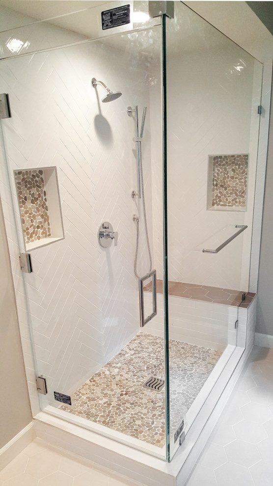 Свежая идея для дизайна: главная ванная комната среднего размера в стиле модернизм с открытыми фасадами, светлыми деревянными фасадами, отдельно стоящей ванной, душем в нише, раздельным унитазом, белой плиткой, плиткой кабанчик, серыми стенами, полом из керамогранита, врезной раковиной, мраморной столешницей, белым полом, душем с распашными дверями, белой столешницей, сиденьем для душа, тумбой под две раковины, напольной тумбой и потолком из вагонки - отличное фото интерьера