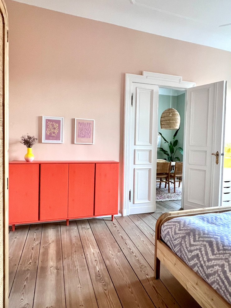 Mid-sized island style girl kids' room photo in Berlin with pink walls