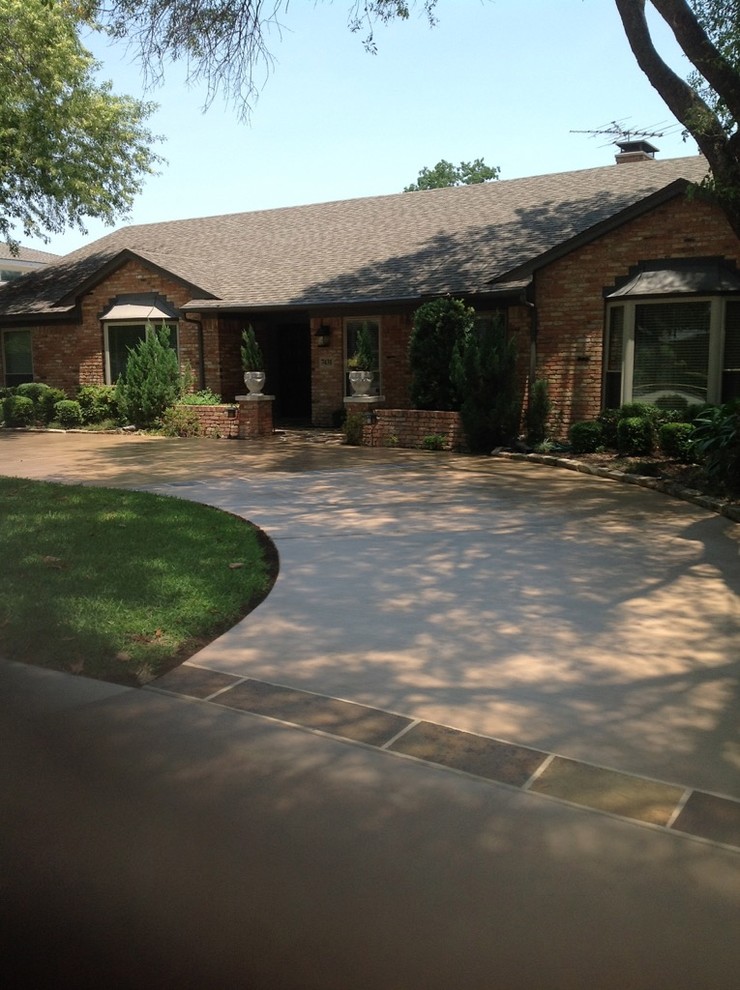 Example of a mid-sized classic red one-story brick exterior home design in Dallas with a hip roof