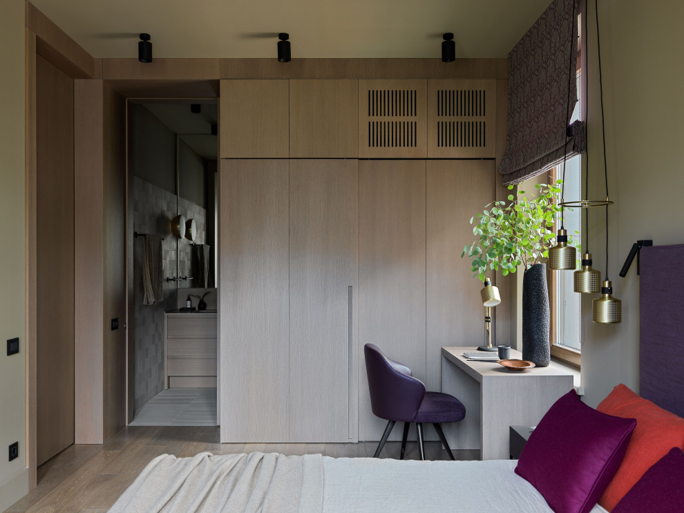Стильный дизайн: хозяйская спальня среднего размера в современном стиле с бежевыми стенами, паркетным полом среднего тона, коричневым полом и деревянными стенами - последний тренд