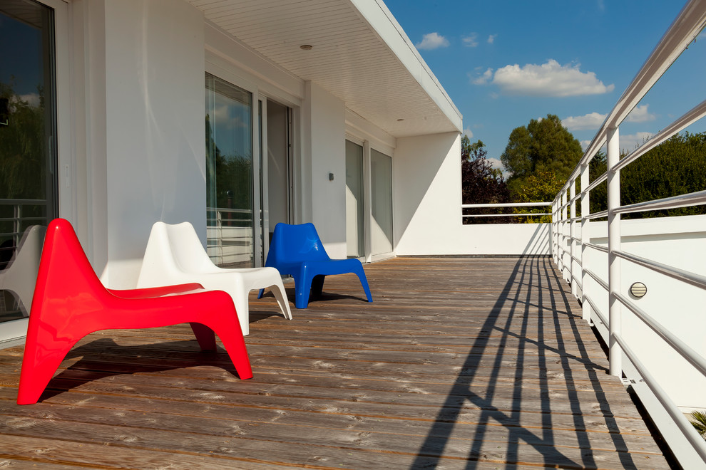Contemporary deck in Sussex.