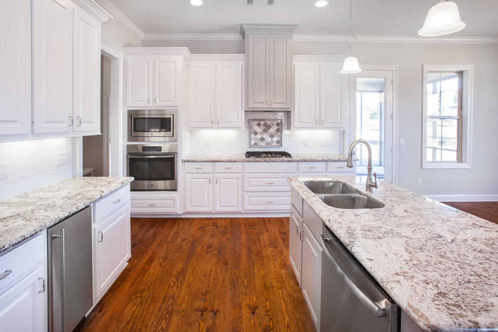 Kitchen - transitional kitchen idea in Jackson