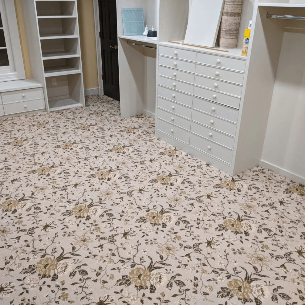 Modernes Babyzimmer mit beiger Wandfarbe, Teppichboden und rosa Boden in Philadelphia