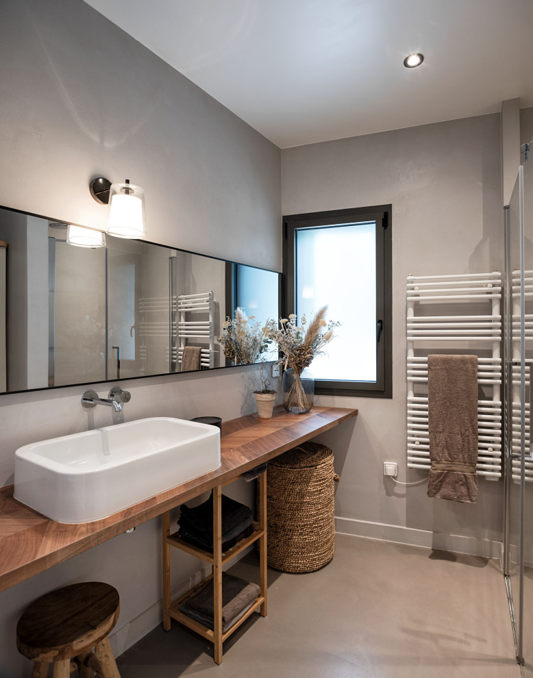 Inspiration for a medium sized contemporary shower room bathroom in Paris with medium wood cabinets, concrete flooring, grey floors, a built-in shower, beige tiles, a built-in sink, wooden worktops, a hinged door, brown worktops, a single sink and a built in vanity unit.