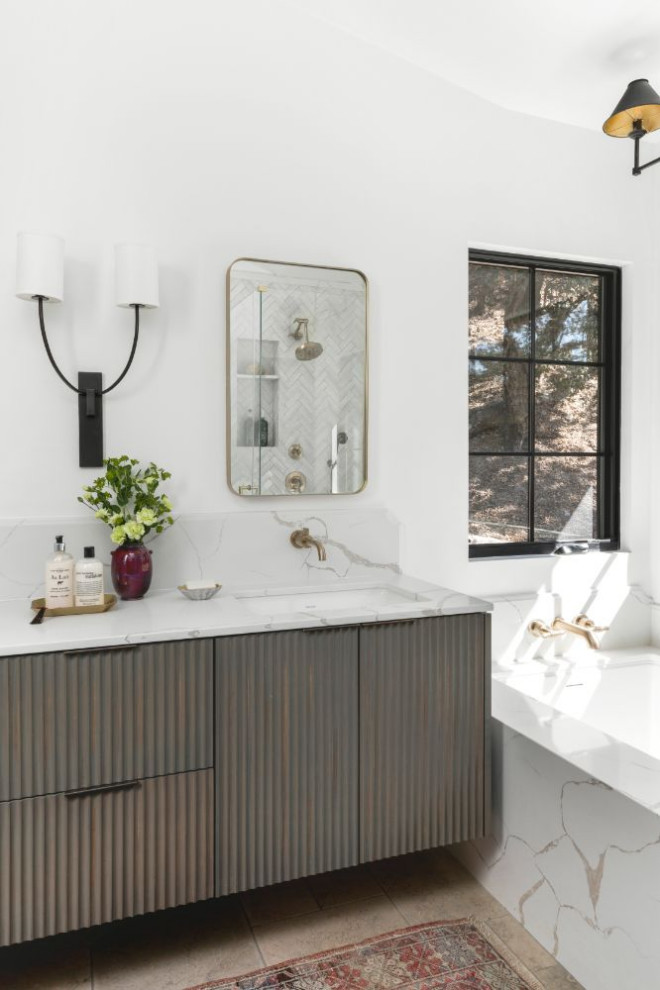Idéer för ett mellanstort modernt vit en-suite badrum, med skåp i shakerstil, blå skåp, ett platsbyggt badkar, våtrum, vita väggar, klinkergolv i keramik, ett undermonterad handfat, marmorbänkskiva, vitt golv och dusch med gångjärnsdörr
