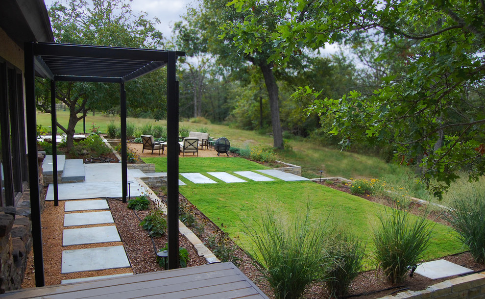 Inspiration for a contemporary garden in Oklahoma City with gravel.